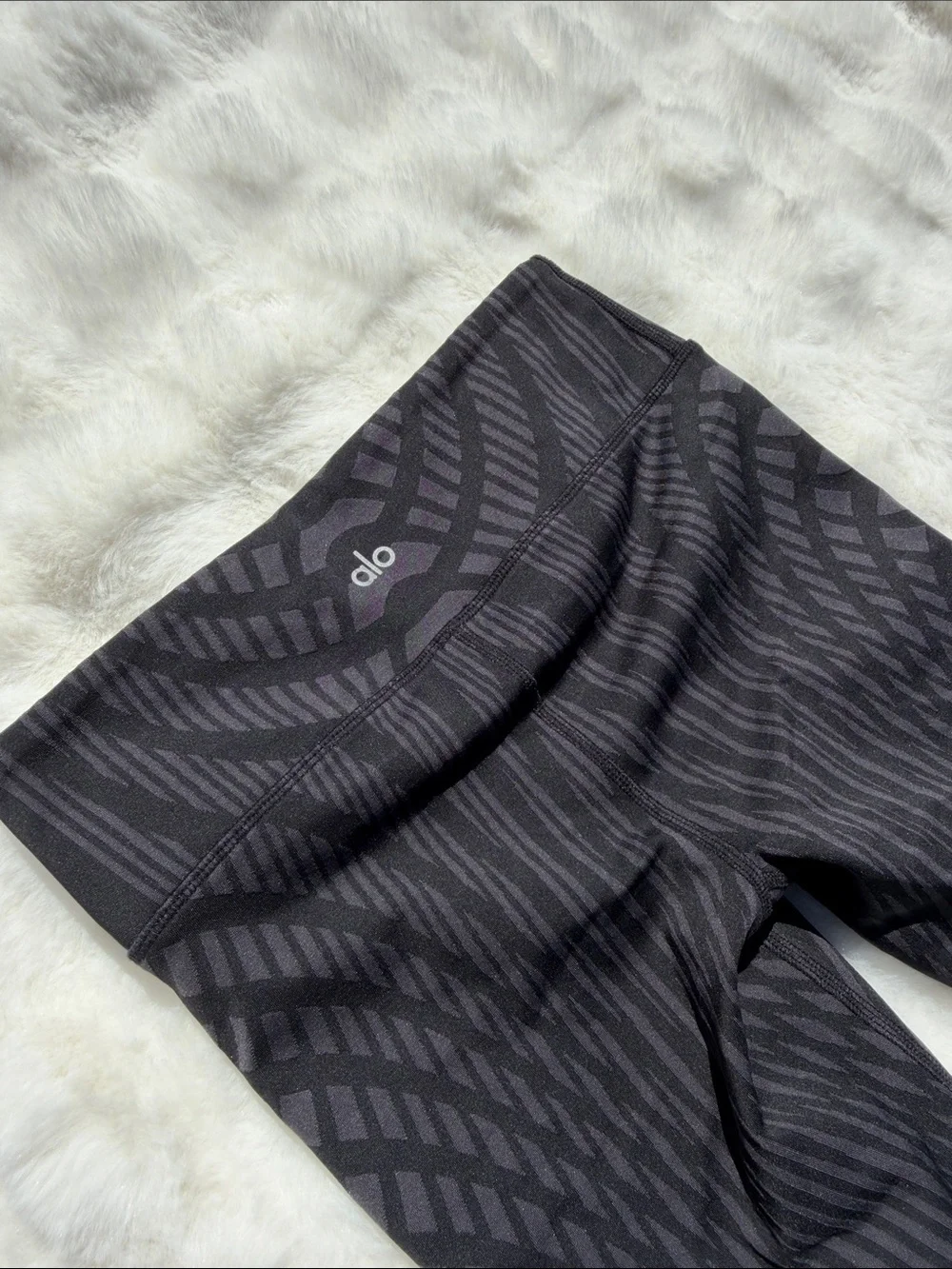 Alo yoga goddess leggings with mesh paneling XS